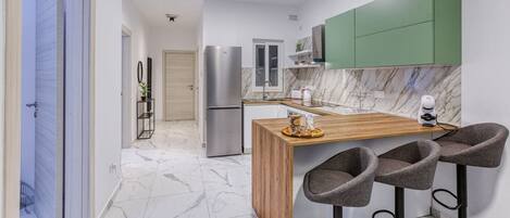 Jääkaappi, mikroaaltouuni, uuni, liesi