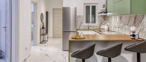 Kühlschrank, Mikrowelle, Ofen, Herdplatte