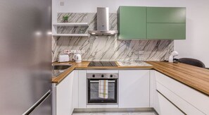 冷蔵庫、電子レンジ、オーブン、コンロ