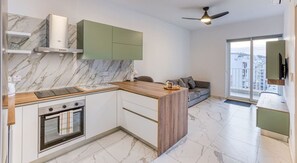 冷蔵庫、電子レンジ、オーブン、コンロ