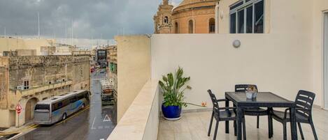 تناول الطعام بالخارج