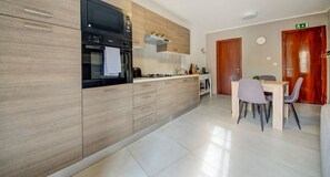 ثلاجة، ميكروويف، فرن، موقد طهي مسطح