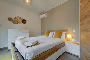 2 chambres, bureau, fer et planche à repasser, lit parapluie