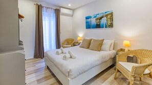 3 Schlafzimmer, Schreibtisch, Bügeleisen/Bügelbrett, Reisekinderbett