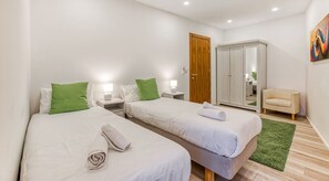 3 Schlafzimmer, Schreibtisch, Bügeleisen/Bügelbrett, WLAN