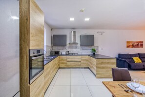 Réfrigérateur, four à micro-ondes, un four, surface de cuisson