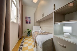 2 habitaciones, escritorio, tabla de planchar con plancha y wifi