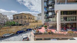 Un edificio moderno con un letrero que dice "360 ESTATES" y un escaparate visible llamado "PASCAL".