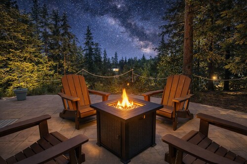 New Listing! River Song Cabin-Wenatchee River, ROKU, Propane Firepit, Dogs OK