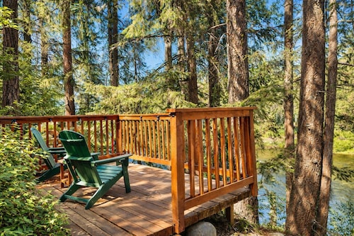 New Listing! River Song Cabin-Wenatchee River, ROKU, Propane Firepit, Dogs OK