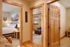 3 habitaciones, escritorio y tabla de planchar con plancha 