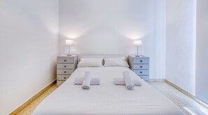 3 habitaciones, escritorio, tabla de planchar con plancha y wifi