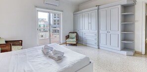 3 bedrooms, desk, iron/ironing board, travel crib