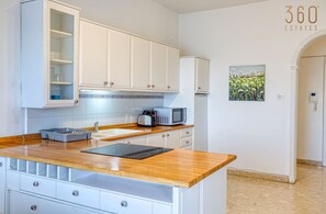 ثلاجة، ميكروويف، فرن، موقد طهي مسطح