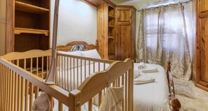 4 Schlafzimmer, Schreibtisch, Bügeleisen/Bügelbrett, WLAN