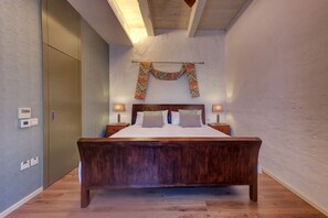 5 室のベッドルーム、デスク、アイロン / アイロン台、旅行用ベビーベッド