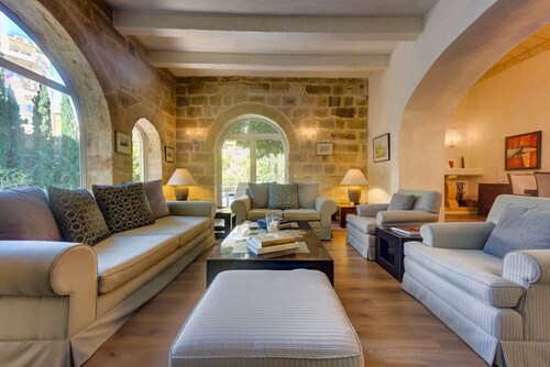 Stunning Villa with private pool & large terrace!