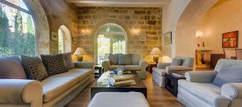 Stunning Villa with private pool & large terrace!