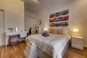 5 bedrooms, desk, iron/ironing board, travel cot