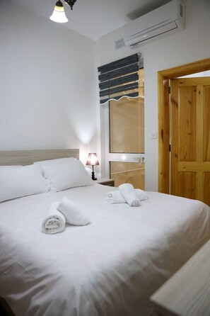 3 Schlafzimmer, Schreibtisch, Bügeleisen/Bügelbrett, WLAN