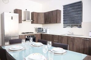 ثلاجة، ميكروويف، فرن، موقد طهي مسطح