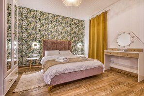 2 soverom, skrivebord, strykejern/-brett og reiseseng for barn