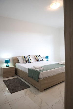 3 habitaciones, escritorio, tabla de planchar con plancha y wifi
