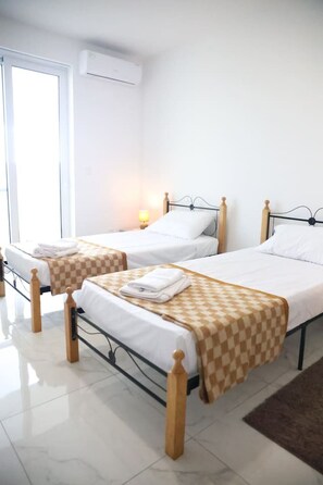 3 bedrooms, desk, iron/ironing board, WiFi