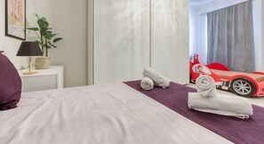 2 bedrooms, desk, iron/ironing board, WiFi