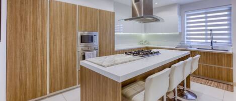 Frigorífic, microones, forn i placa de cuina