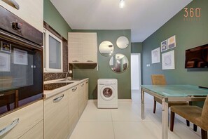 Refrigerador, horno, placa de cocina, cafetera/tetera