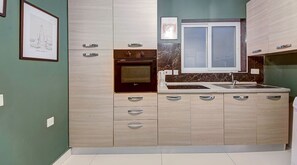 Fridge, oven, stovetop, coffee/tea maker