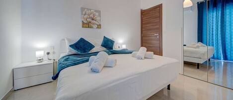 3 Schlafzimmer, Schreibtisch, Bügeleisen/Bügelbrett, WLAN