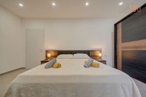 2 bedrooms, desk, iron/ironing board, WiFi