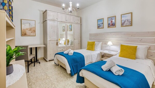 3 habitaciones, escritorio, tabla de planchar con plancha y wifi