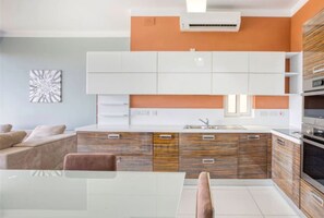 Een koelkast, een magnetron, een oven, een kookplaat