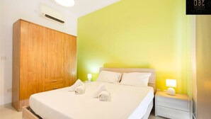 Ein Hotelzimmer mit einem Bett, einem Holzschrank und einer grünen Wand.