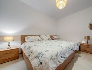 2 bedrooms, desk, iron/ironing board, WiFi