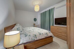 2 chambres, bureau, fer et planche à repasser, lit de bébé portatif