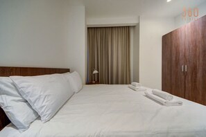 2 bedrooms, desk, iron/ironing board, WiFi