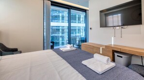1 soverom, skrivebord, strykejern/-brett og reiseseng for barn