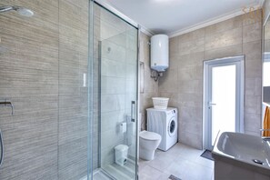 Kostenlose Toilettenartikel, Haartrockner, Handtücher, Toilettenpapier