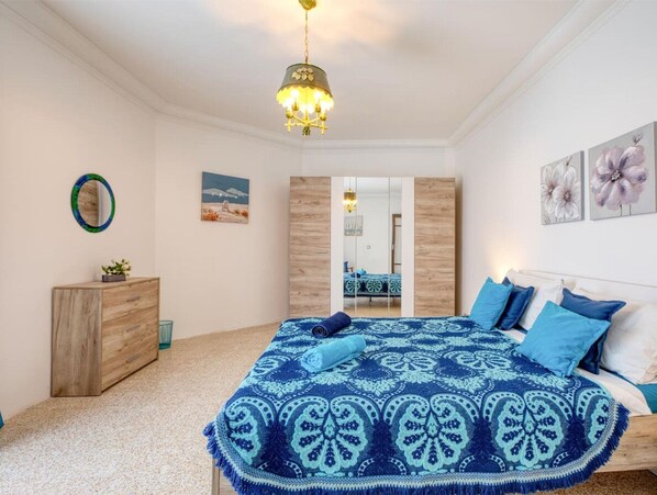 3 chambres, bureau, fer et planche à repasser, lit de bébé portatif