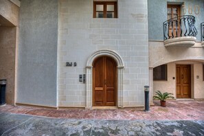 تفاصيل الفندق من الخارج