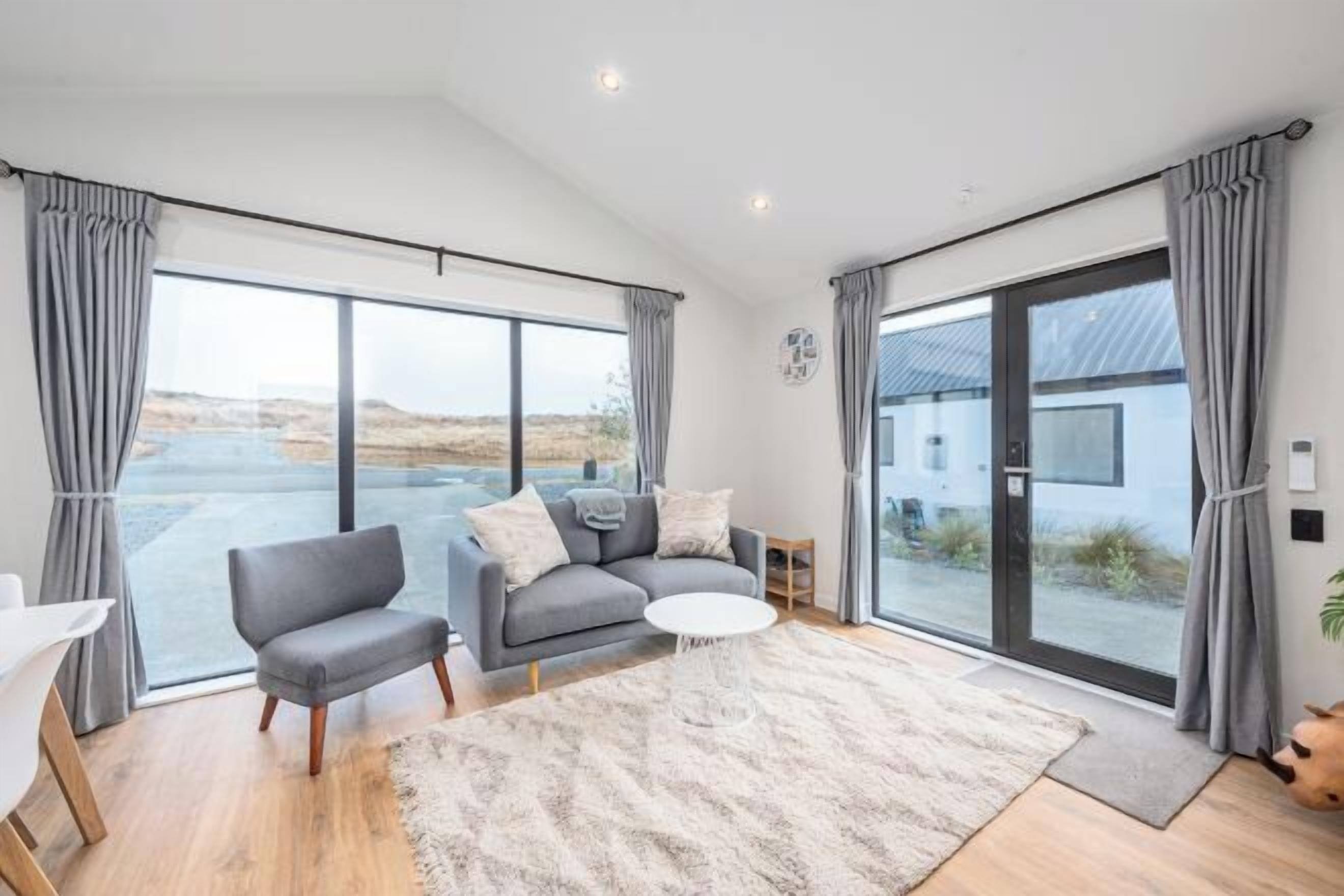 تجهيزات عازلة للصوت وأسرّة أطفال/رضّع