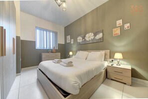 1 habitación, escritorio, tabla de planchar con plancha y cuna de viaje 