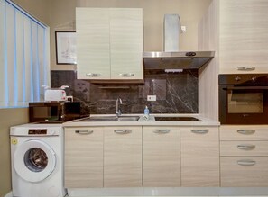 Jääkaappi, mikroaaltouuni, uuni, liesi