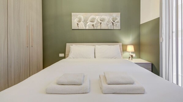 1 habitación, escritorio, tabla de planchar con plancha y cuna de viaje 