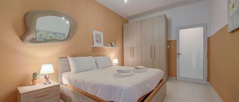 1 habitación, escritorio, tabla de planchar con plancha y wifi