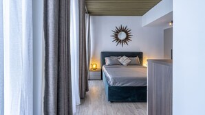 2 soverom, skrivebord, strykejern/-brett og reiseseng for barn